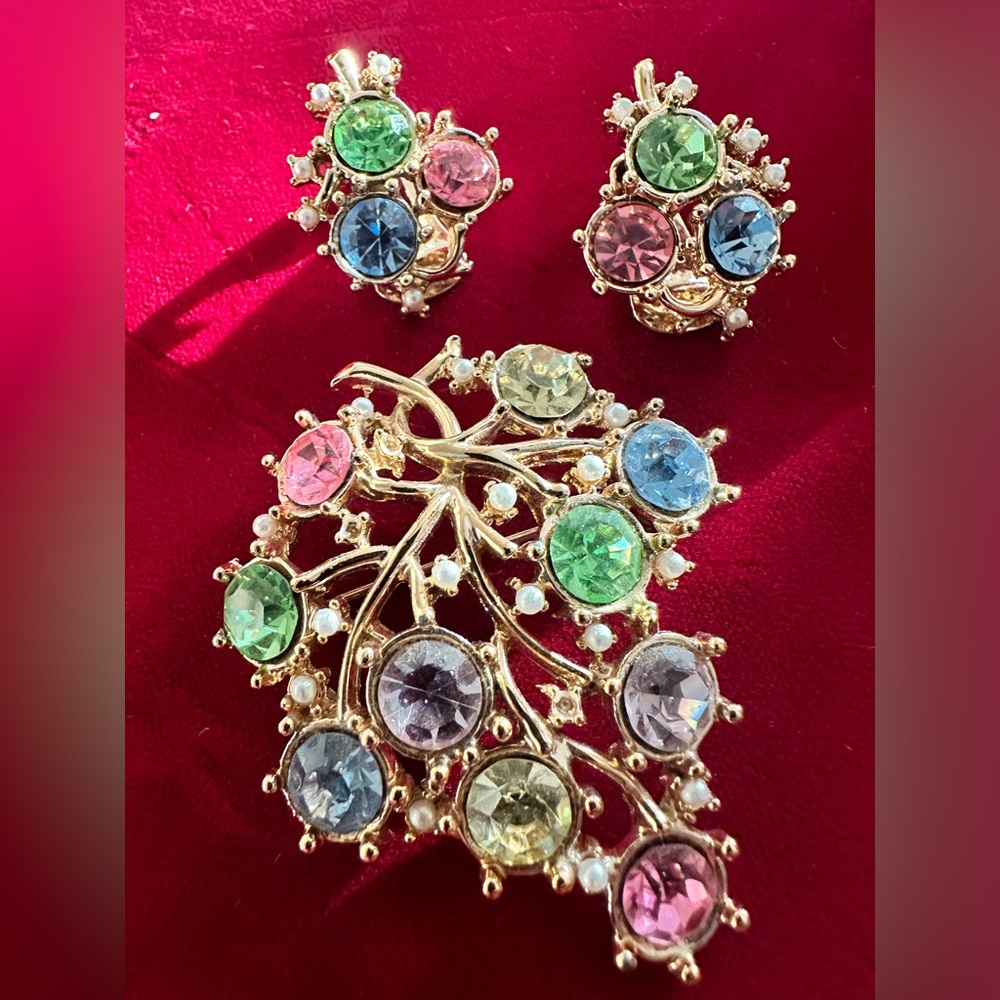 Vintage Sarah Coventry Gold Tone Grape Rhinestones Brooch & Clip On Earrings set